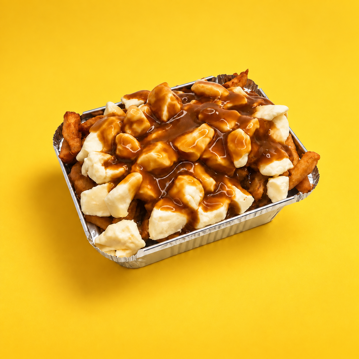 Poutine de la Cantine Ti-Wick avec fromage en grains sur le dessus et sauce
